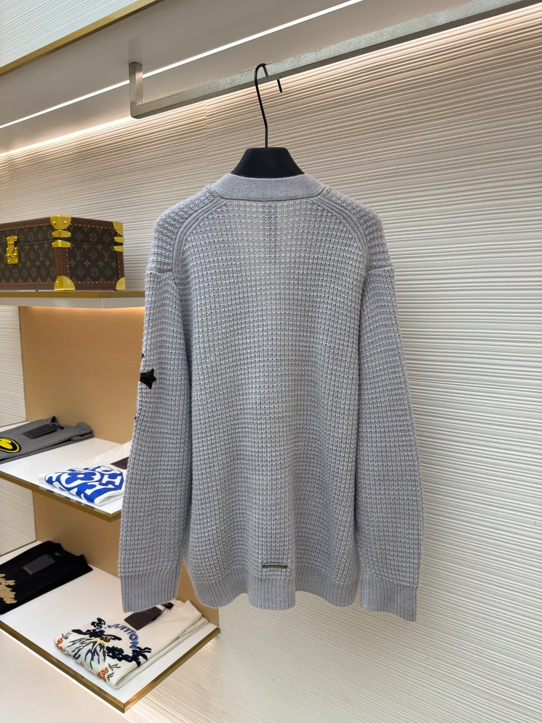 Chrome Hearts waffle cashmere cardigan ●Item number: 1682053-B85 ●Fabric: cashmere fabric ●Technology: hand-sealed label making ●Color: gray ●Version: loose fit ●Weight: about 735 grams ●Size: S-M-L ●Description: Purchased from the original button counter for 52,000. The custom-spun yarn is made of 55% cashmere + 20% wool + 20% special nylon + 5% anti-pilling acrylic blended material. Customized placket and lining placket protein leather. Customized double-layer cross leather label. Customized mold opening accessories silver ornaments. With air cooler shaping + pure hand sealing label. Sewing buttons. Same style for men and women. The workmanship details are very good. The overall wiring is straight and delicate, the fabric is comfortable and soft, and the color is consistent without color difference. It can be matched with the same style to create a fashionable look and control various occasions. Customized accessories, complete with three standards, same style for men and women!